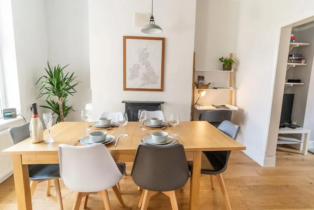 Spacious 3 Bedroom House 约克