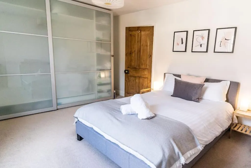 Spacious 3 Bedroom House 约克